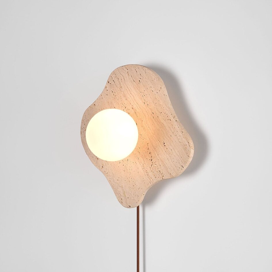 Wandlamp Karise van travertin met glazen bol