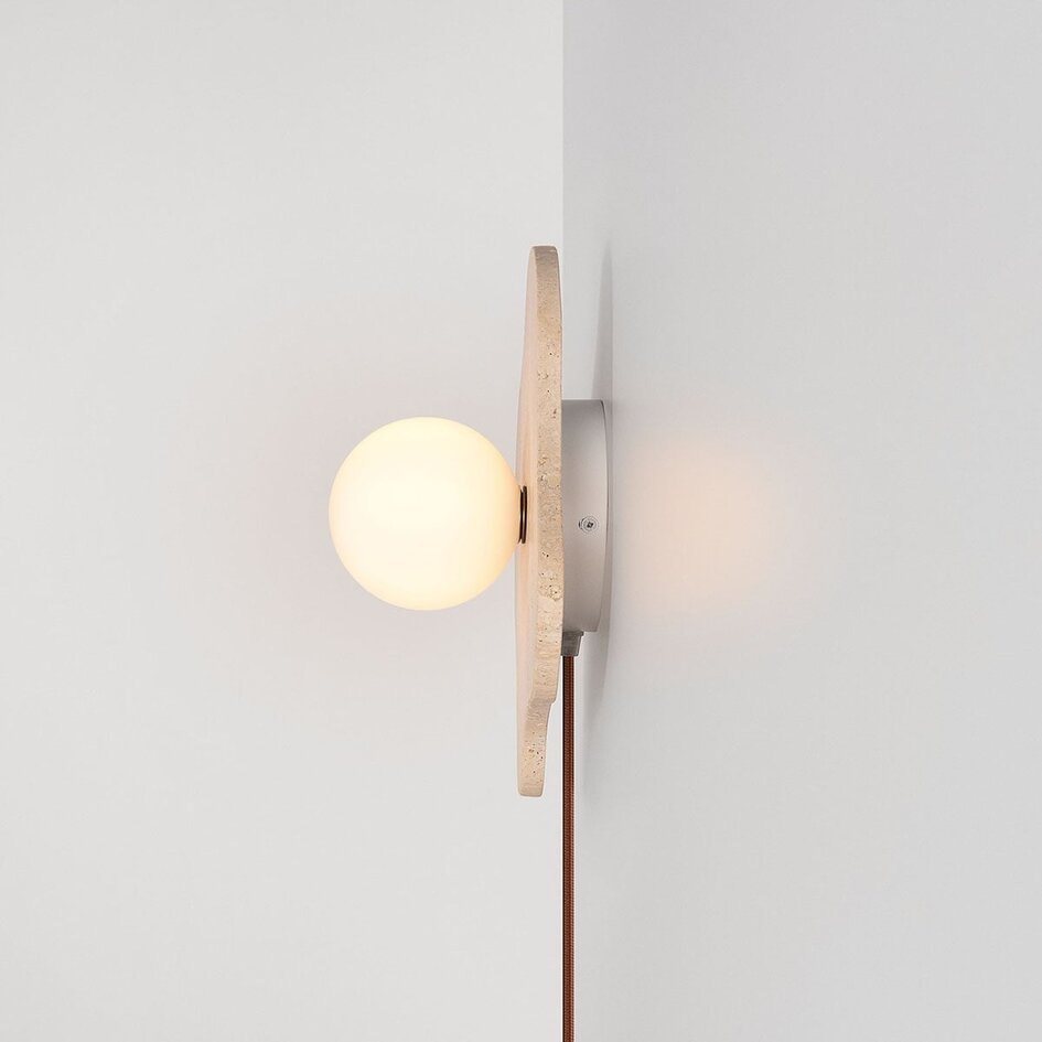Wandlamp Karise van travertin met glazen bol
