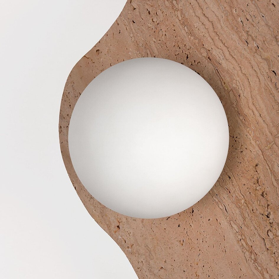 Wandlamp Karise van travertin met glazen bol