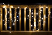Warmweiße LED-Eiszapfen-Lichterkette, 50 x 90 cm, energieeffizienter LED-Streifen, frostresistente Weihnachtsbeleuchtung für außen, wetterfest, inkl. Montagezubehör