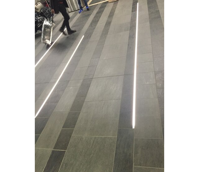 LED-Streifen Bodenprofil 2 Meter mit Abdeckung 15,8 mm x 13,70 mm – VLOER12 | Aluminiumschiene für LED-Beleuchtung | Bodenleuchtelement | Dimmbare LED-Unterbauleuchte | Innen- und Außenbereich geeignet LED-Streifen Bodenprofil 2 Meter mit Abdeckung 15,8 mm x 13,70 mm – VLOER12 | Aluminiumschiene für LED-Beleuchtung | Bodenleuchtelement | Dimmbare LED-Unterbauleuchte | Innen- und Außenbereich geeignet