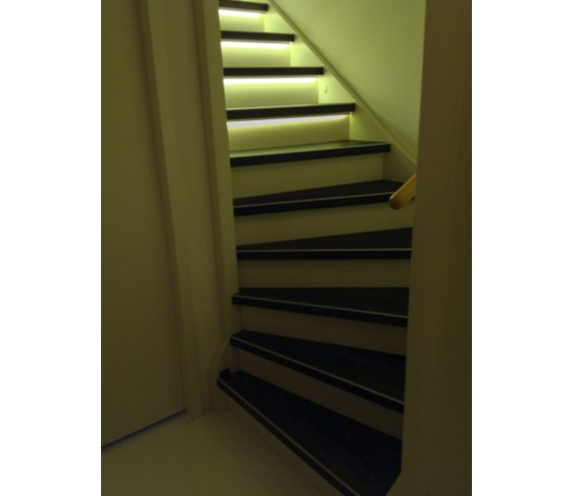 LED-Streifen Treppenstufen-Controller-System – Steuerung für bis zu 18 Stufen, dimmbar, RGB oder weiß, 12V/24V, IP20, einfache Montage, ideal für Innenräume LED-Streifen Treppenstufen-Controller-System – Steuerung für bis zu 18 Stufen, dimmbar, RGB oder weiß, 12V/24V, IP20, einfache Montage, ideal für Innenräume