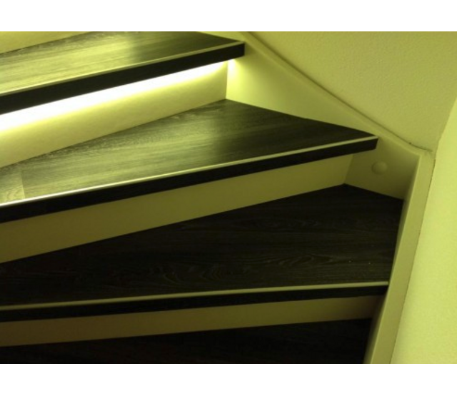 Komplettes LED-Streifen Treppenstufen-Steuerungssystem – bis 200 Watt – 24 Volt – Präzise Ansteuerung für Treppenbeleuchtung mit effizienter LED-Technologie Komplettes LED-Streifen Treppenstufen-Steuerungssystem – bis 200 Watt – 24 Volt – Präzise Ansteuerung für Treppenbeleuchtung mit effizienter LED-Technologie