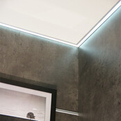 LED Deckenprofil 2 Meter mit Abdeckung 55 mm x 23 mm – FRAME14WIT – Weiß, geeignet für LED Streifen, Aluminiumprofil mit Diffusor, inkl. Montagezubehör, ideal für indirekte Beleuchtung, moderne Raumgestaltung