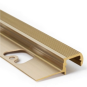 LED-Stufenprofil für Außenbereich, 1,1 Meter mit 12,6 mm Abdeckung – Trap03 Messing | Wetterfest, IP65, Aluminiumprofil mit LED-Streifen für sichere Treppenbeleuchtung LED-Stufenprofil für Außenbereich, 1,1 Meter mit 12,6 mm Abdeckung – Trap03 Messing | Wetterfest, IP65, Aluminiumprofil mit LED-Streifen für sichere Treppenbeleuchtung