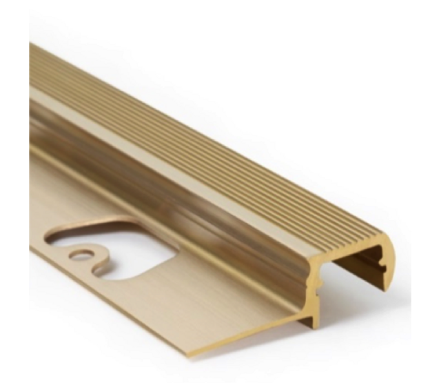 LED-Stufenprofil für Außenbereich, 1,1 Meter mit 12,6 mm Abdeckung – Trap03 Messing | Wetterfest, IP65, Aluminiumprofil mit LED-Streifen für sichere Treppenbeleuchtung LED-Stufenprofil für Außenbereich, 1,1 Meter mit 12,6 mm Abdeckung – Trap03 Messing | Wetterfest, IP65, Aluminiumprofil mit LED-Streifen für sichere Treppenbeleuchtung