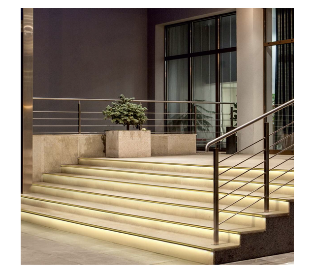 LED Treppenprofil Trap03 in Messing-Optik – 1,6 m, Aluminium messingbeschichtet | Für breite Stufen & lange Strecken