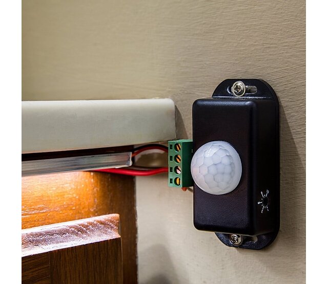 PIR-Bewegungssensor einstellbar - Steuerung für LED-Streifen bis 8 Ampere, 230V, IP20, Reichweite 12m, Dämmerungssensor, Montage an Decke/Wand, ideal für Innen- und Außenbeleuchtung