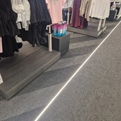 LED-Streifen Bodenprofil 1 Meter mit Abdeckung 15,8 mm x 13,70 mm - VLOER12 | Aluminiumschiene für LED-Beleuchtung | Präzise Montage für moderne Bodenbeleuchtung LED-Streifen Bodenprofil 1 Meter mit Abdeckung 15,8 mm x 13,70 mm - VLOER12 | Aluminiumschiene für LED-Beleuchtung | Präzise Montage für moderne Bodenbeleuchtung