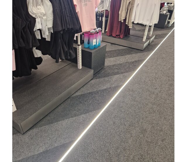 LED-Streifen Bodenprofil 1 Meter mit Abdeckung 15,8 mm x 13,70 mm - VLOER12 | Aluminiumschiene für LED-Beleuchtung | Präzise Montage für moderne Bodenbeleuchtung LED-Streifen Bodenprofil 1 Meter mit Abdeckung 15,8 mm x 13,70 mm - VLOER12 | Aluminiumschiene für LED-Beleuchtung | Präzise Montage für moderne Bodenbeleuchtung