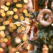 7,5 Meter LED Lichterkette für Weihnachtsbeleuchtung - 100 LEDs - Extra Warmweiß (2700K) - Wasserdicht (IP44) - Inkl. 10m Stromkabel - 24V Niederspannung - Innen- und Außenbereich