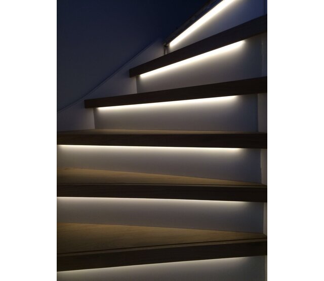 LED-Streifen Treppenstufenbeleuchtung – bis zu 15 Stufen – natürliches Weiß (4000K), IP65, 12V/24V, selbstklebend, 5m Rolle, dimmbar, energieeffizient, einfache Montage LED-Streifen Treppenstufenbeleuchtung – bis zu 15 Stufen – natürliches Weiß (4000K), IP65, 12V/24V, selbstklebend, 5m Rolle, dimmbar, energieeffizient, einfache Montage