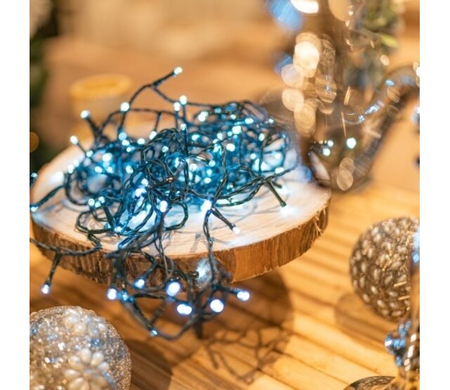 Kaltweiße Weihnachtsbeleuchtung mit 320 LED Streifen, 32 Meter, 8 Funktionen, IP44 wasserfest, 24V Niedervolt, inkl. Netzteil – LUKSUS Premium Weihnachtsdeko Kaltweiße Weihnachtsbeleuchtung mit 320 LED Streifen, 32 Meter, 8 Funktionen, IP44 wasserfest, 24V Niedervolt, inkl. Netzteil – LUKSUS Premium Weihnachtsdeko