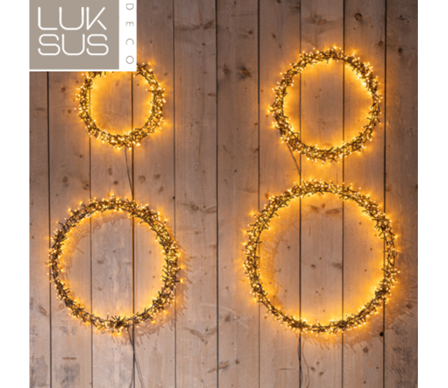 Beleuchteter LED-Weihnachtskranz Ø 58 cm mit 500 warmweißen LED-Lämpchen – Größe M, inkl. energiesparender LED-Technologie, ideal für festliche Dekoration Beleuchteter LED-Weihnachtskranz Ø 58 cm mit 500 warmweißen LED-Lämpchen – Größe M, inkl. energiesparender LED-Technologie, ideal für festliche Dekoration