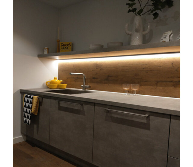 LED Streifen Extra Warmweiß 6W 771LM 64LED/m 24VDC IP20 2700K CRI91 – 5 Meter – Hochwertige Beleuchtung für gemütliche Atmosphäre LED Streifen Extra Warmweiß 6W 771LM 64LED/m 24VDC IP20 2700K CRI91 – 5 Meter – Hochwertige Beleuchtung für gemütliche Atmosphäre