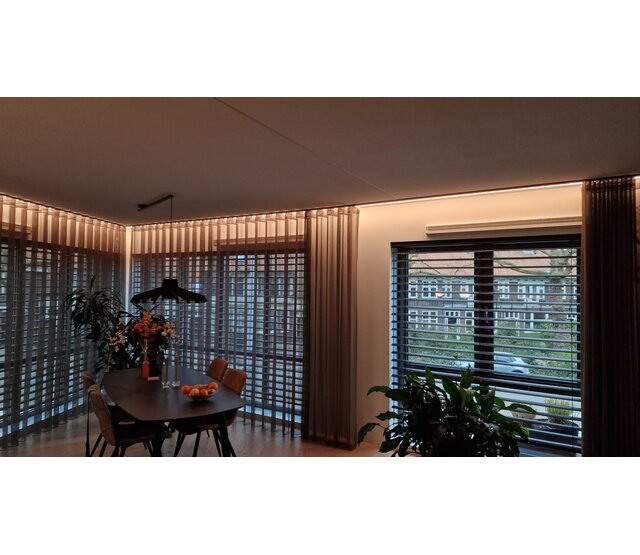 12V COB LED Streifen, extra warmweiß 2700K, 9W, 1020 Lumen, 480 LEDs/m, IP20, 5 Meter – Hochwertige Beleuchtung für gemütliche Atmosphäre 12V COB LED Streifen, extra warmweiß 2700K, 9W, 1020 Lumen, 480 LEDs/m, IP20, 5 Meter – Hochwertige Beleuchtung für gemütliche Atmosphäre