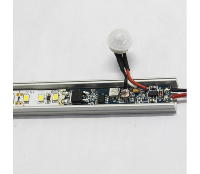 Einstellbare LED-Dämmerungsschalter & PIR-Sensor in einem – SLSS002 – 12-24V, 10A, 120W, für LED-Streifen, Außen- und Innenbereich, IP44, 180° Erfassungswinkel, 8m Reichweite