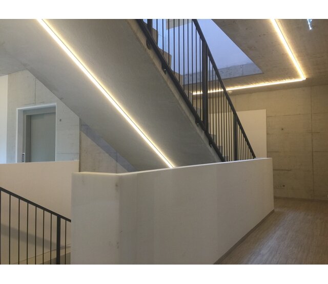 XL LED-Aluminiumprofil 26,79 mm x 11,69 mm mit Diffusorabdeckung für LED-Streifen – XL04WEISS, hochwertiges Aluminiumprofil für indirekte Beleuchtung, präzise Maße, optimale Lichtstreuung XL LED-Aluminiumprofil 26,79 mm x 11,69 mm mit Diffusorabdeckung für LED-Streifen – XL04WEISS, hochwertiges Aluminiumprofil für indirekte Beleuchtung, präzise Maße, optimale Lichtstreuung