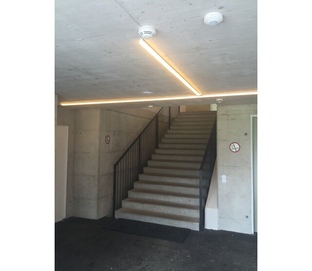 XL LED-Aluminiumprofil 26,79 mm x 11,69 mm mit Diffusorabdeckung für LED-Streifen – XL04WEISS, hochwertiges Aluminiumprofil für indirekte Beleuchtung, präzise Maße, optimale Lichtstreuung XL LED-Aluminiumprofil 26,79 mm x 11,69 mm mit Diffusorabdeckung für LED-Streifen – XL04WEISS, hochwertiges Aluminiumprofil für indirekte Beleuchtung, präzise Maße, optimale Lichtstreuung