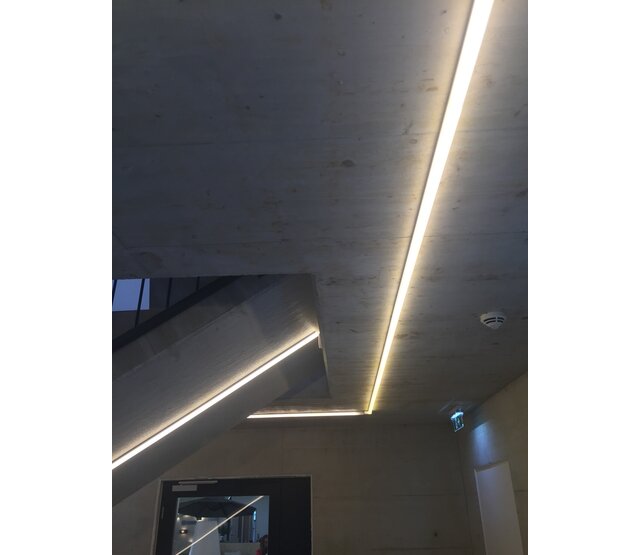 XL LED-Aluminiumprofil 26,79 mm x 11,69 mm mit Diffusorabdeckung für LED-Streifen – XL04WEISS, hochwertiges Aluminiumprofil für indirekte Beleuchtung, präzise Maße, optimale Lichtstreuung XL LED-Aluminiumprofil 26,79 mm x 11,69 mm mit Diffusorabdeckung für LED-Streifen – XL04WEISS, hochwertiges Aluminiumprofil für indirekte Beleuchtung, präzise Maße, optimale Lichtstreuung