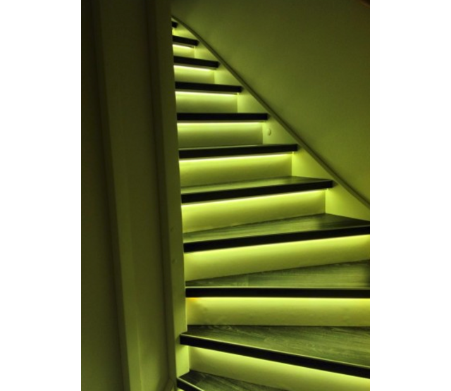 Schwarzes LED-Aluminiumprofil mit Klickabdeckung 13,4 mm x 11,46 mm – SLIM04ZWART – Ideal für LED-Streifen, präzise Montage, schlankes Design, optimale Lichtstreuung, hochwertige Verarbeitung Schwarzes LED-Aluminiumprofil mit Klickabdeckung 13,4 mm x 11,46 mm – SLIM04ZWART – Ideal für LED-Streifen, präzise Montage, schlankes Design, optimale Lichtstreuung, hochwertige Verarbeitung