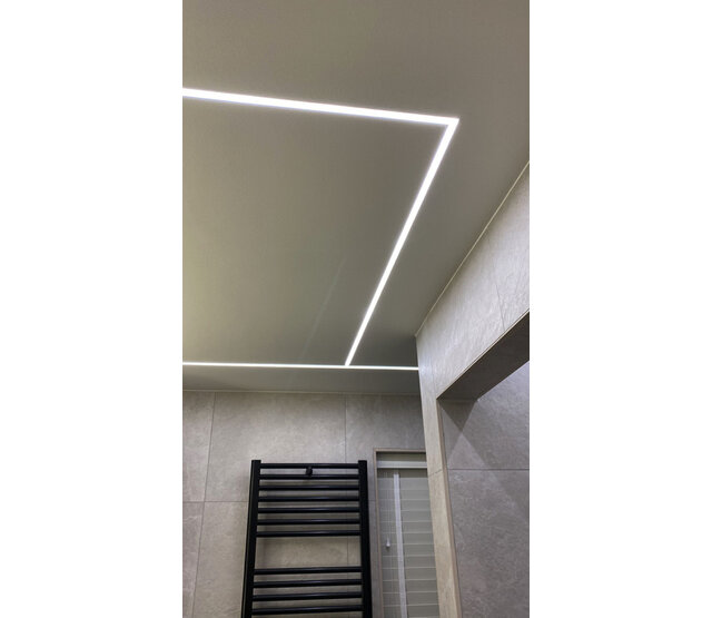 LED-Gipsplattenprofil mit opaker Klickabdeckung, 77 mm x 13,5 mm, GIPS200 – LED-Streifen-Einbauprofil für indirekte Beleuchtung, präzise Kantenführung, optimale Lichtverteilung, ideal für moderne Innenraumgestaltung LED-Gipsplattenprofil mit opaker Klickabdeckung, 77 mm x 13,5 mm, GIPS200 – LED-Streifen-Einbauprofil für indirekte Beleuchtung, präzise Kantenführung, optimale Lichtverteilung, ideal für moderne Innenraumgestaltung