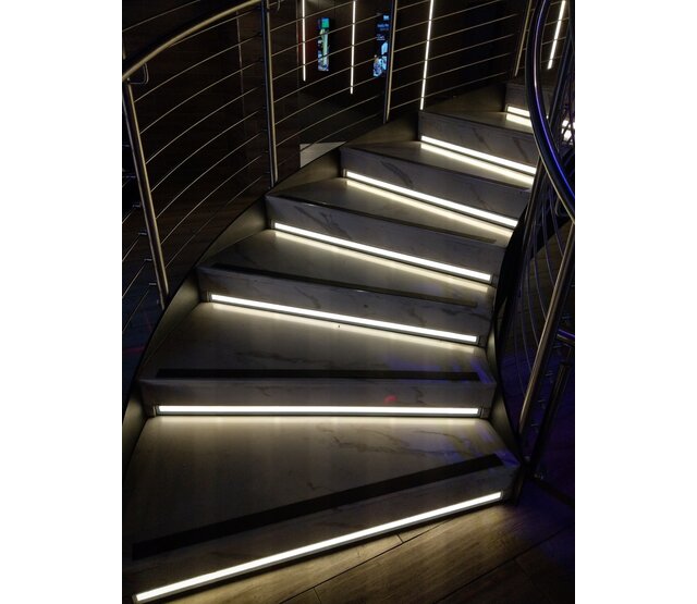 Schwarzes LED-Einbauprofil 15 mm x 6 mm mit Abdeckung für LED-Streifen – 308ZWART | Präzise Aluminiumschiene für indirekte Beleuchtung | Ideal für Decken- und Wandmontage | Hochwertige Lichtlösung Schwarzes LED-Einbauprofil 15 mm x 6 mm mit Abdeckung für LED-Streifen – 308ZWART | Präzise Aluminiumschiene für indirekte Beleuchtung | Ideal für Decken- und Wandmontage | Hochwertige Lichtlösung