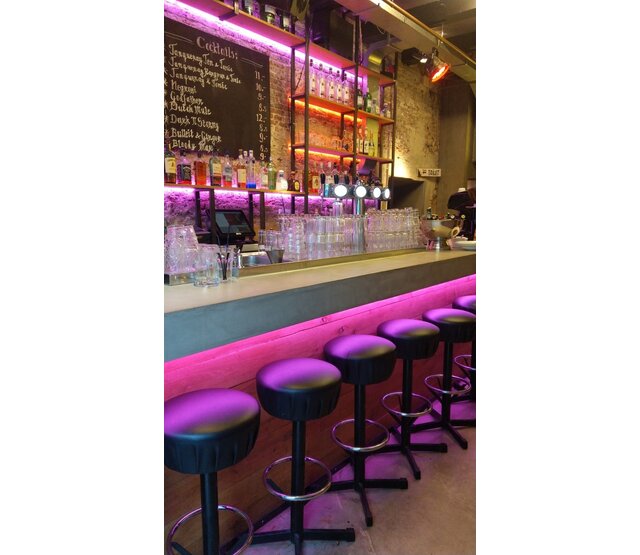 Schwarzes LED-Aluminiumprofil 20x20 mm mit opaler Klick-Abdeckung für LED-Streifen