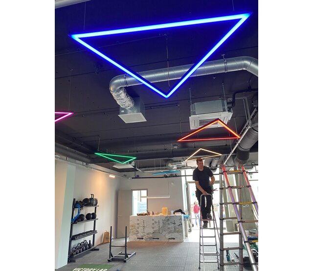 60-Grad-Dreieck-LED-Profil-Koppelstück für LED-Streifen, XL11 in Schwarz – Präzise Verbindung für Aluminiumprofile, optimale Lichtführung, kompatibel mit 10 mm breiten LED-Streifen, hochwertige Verarbeitung 60-Grad-Dreieck-LED-Profil-Koppelstück für LED-Streifen, XL11 in Schwarz – Präzise Verbindung für Aluminiumprofile, optimale Lichtführung, kompatibel mit 10 mm breiten LED-Streifen, hochwertige Verarbeitung