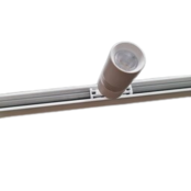 Mini LED Streifen-Schienen für quadratische Vitrinenbeleuchtung - MD3 in Weiß, präzise Trackrail-Technologie, ideal für Akzentbeleuchtung, 12V/24V kompatibel, hochwertige Aluminiumkonstruktion Mini LED Streifen-Schienen für quadratische Vitrinenbeleuchtung - MD3 in Weiß, präzise Trackrail-Technologie, ideal für Akzentbeleuchtung, 12V/24V kompatibel, hochwertige Aluminiumkonstruktion