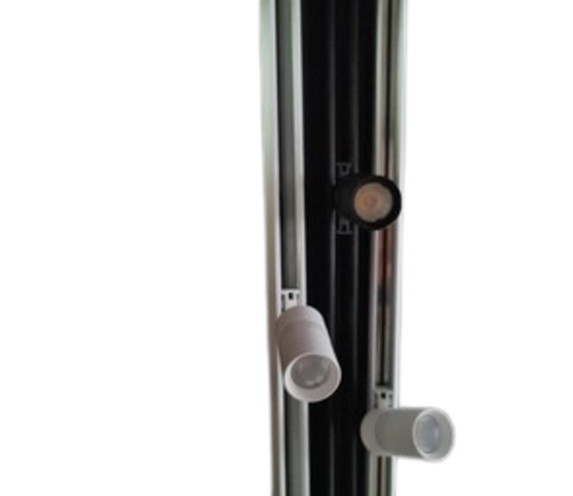 Mini LED Streifen-Schienen für quadratische Vitrinenbeleuchtung - MD3 in Weiß, präzise Trackrail-Technologie, ideal für Akzentbeleuchtung, 12V/24V kompatibel, hochwertige Aluminiumkonstruktion Mini LED Streifen-Schienen für quadratische Vitrinenbeleuchtung - MD3 in Weiß, präzise Trackrail-Technologie, ideal für Akzentbeleuchtung, 12V/24V kompatibel, hochwertige Aluminiumkonstruktion