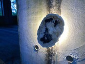 Versteinerte Holz Designlampe mit Dual-White LED-Technik – 2700K (Warmweiß) & 6500K (Tageslichtweiß) – Modell Nr. 104 – Energieeffiziente Stehlampe für stilvolle Innenräume