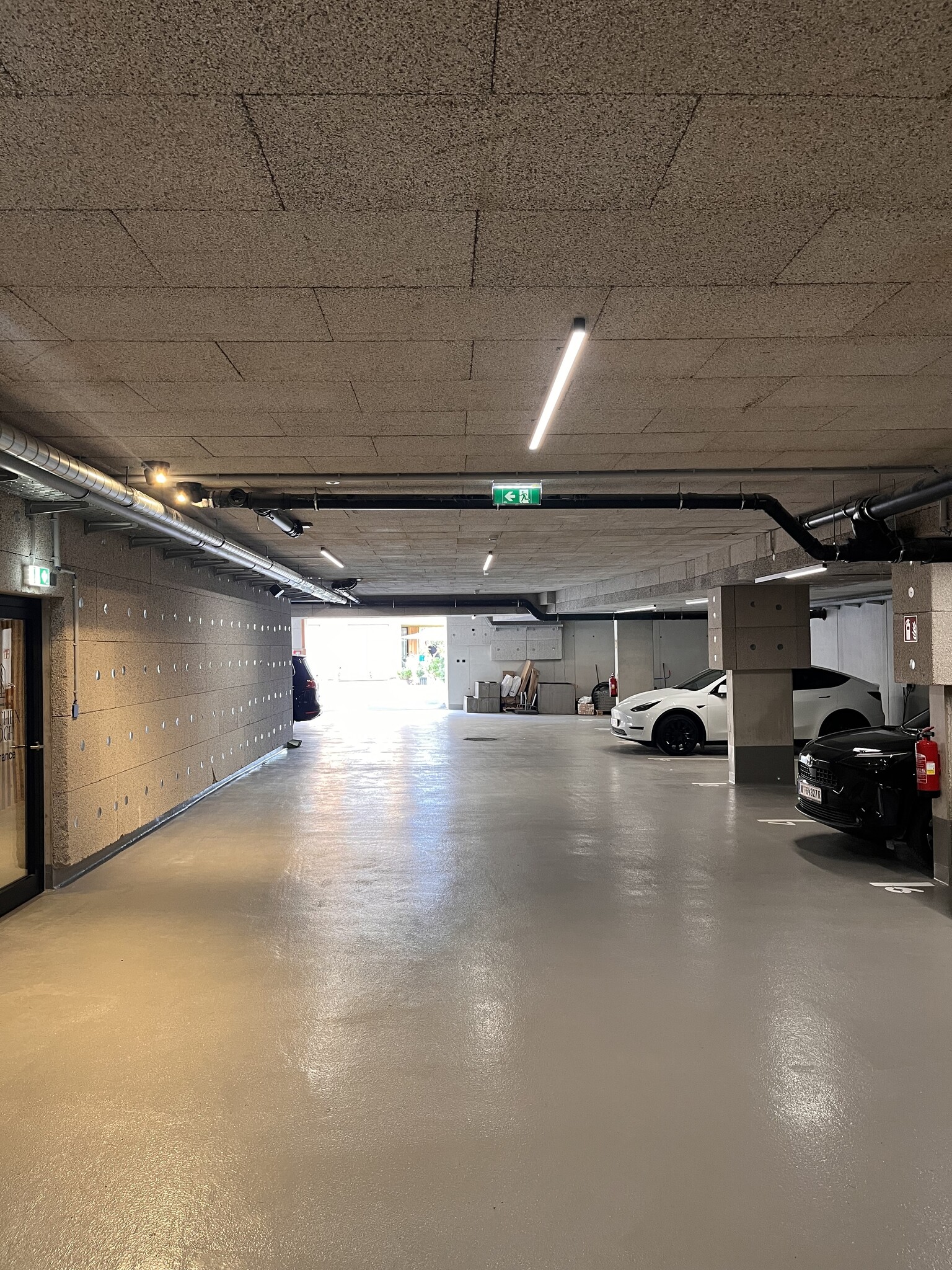 Parkgarage: homogenes, blendarmes Licht über Stellplätzen