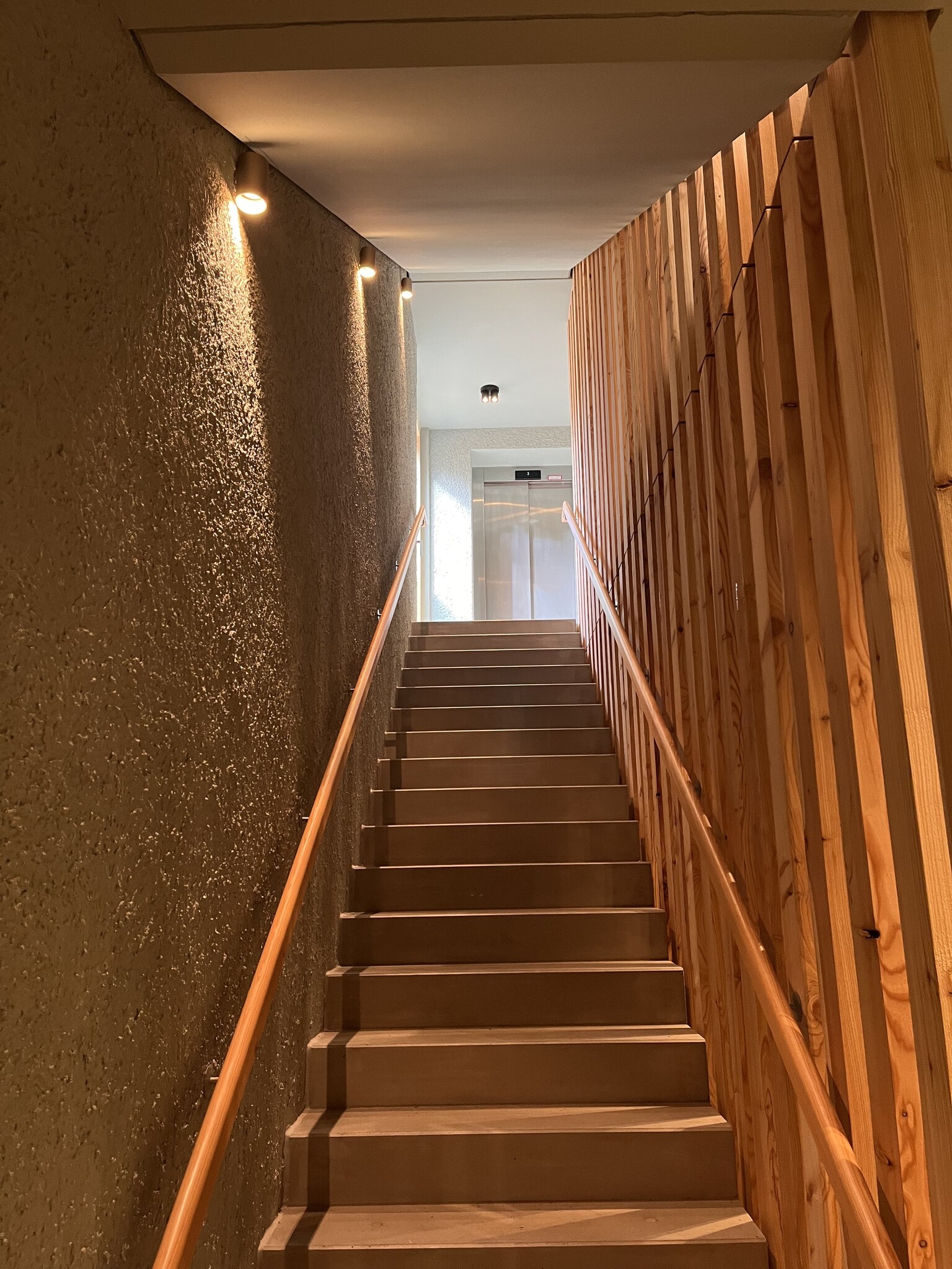 Treppenhaus: vertikale LED-Lichtakzente an der Wand