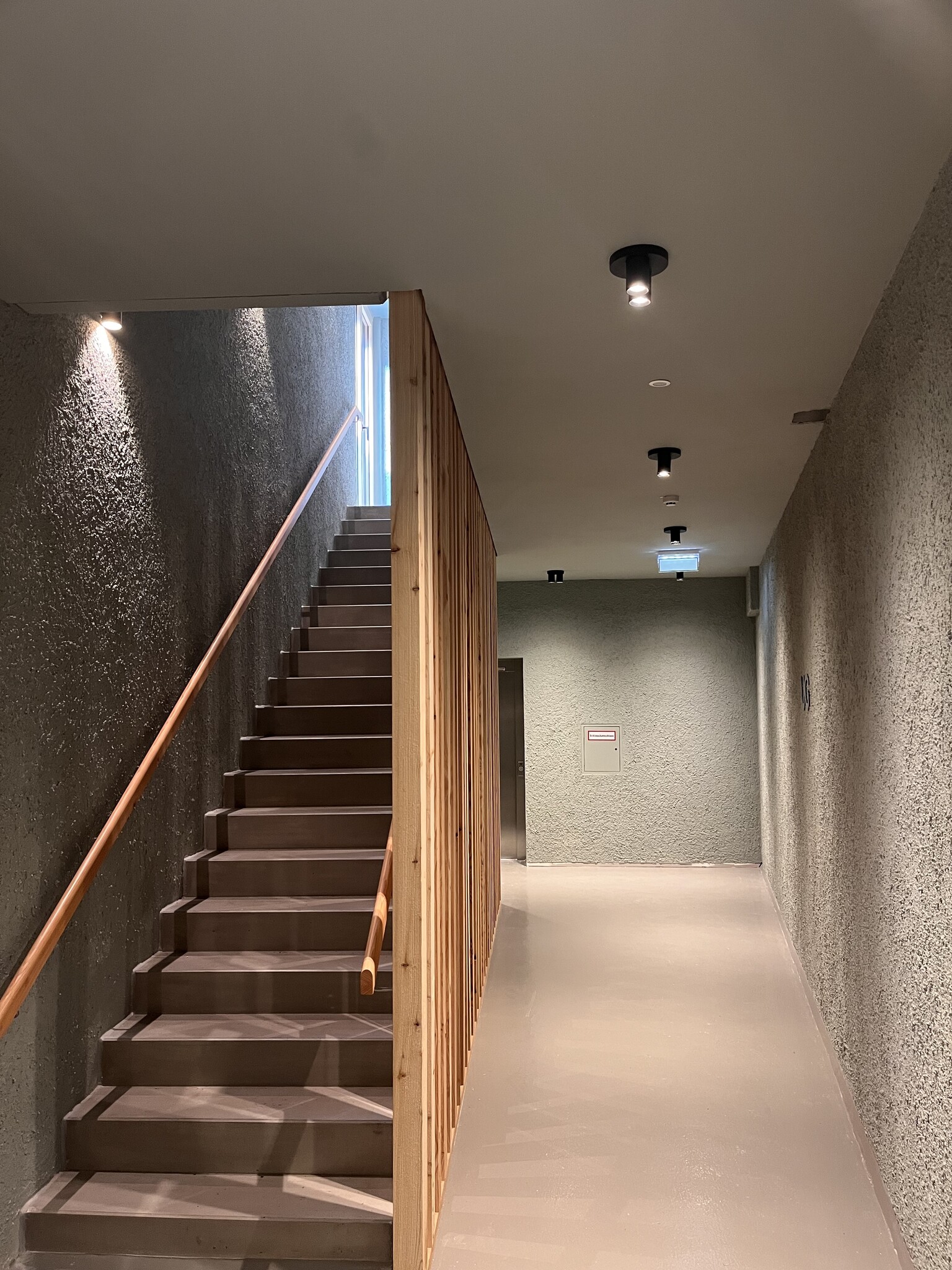 Flure/Foyer: rhythmische Decken‑Aufbauleuchten für angenehme Wegeführung