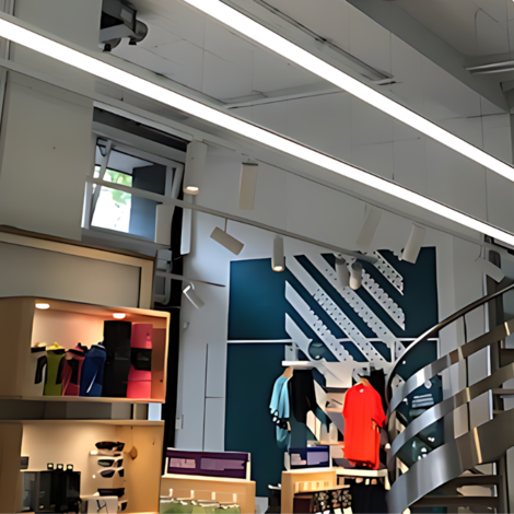 LED-Linienbeleuchtung im Sportgeschäft