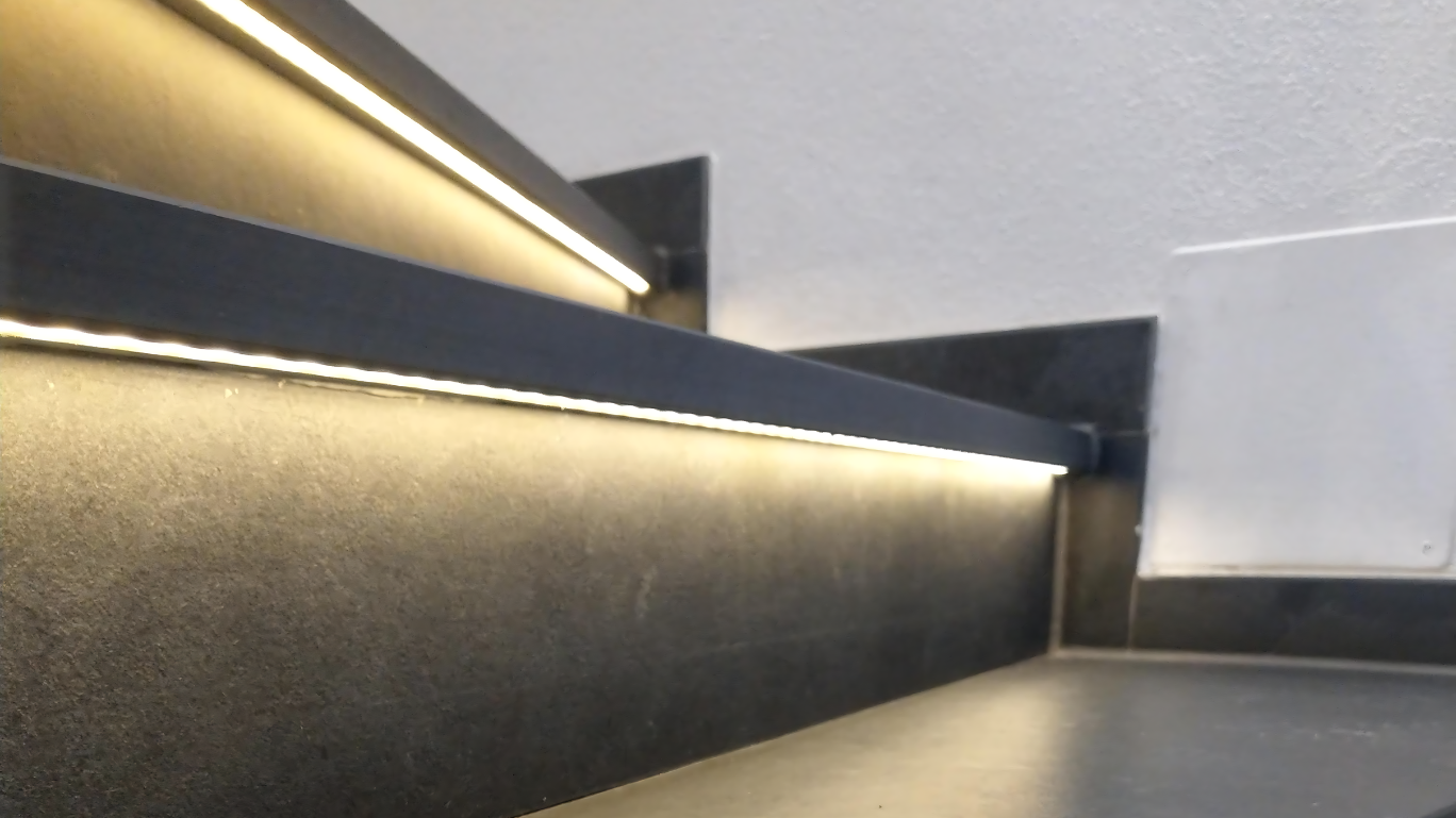 LED-Treppenbeleuchtung mit Einbauprofilen