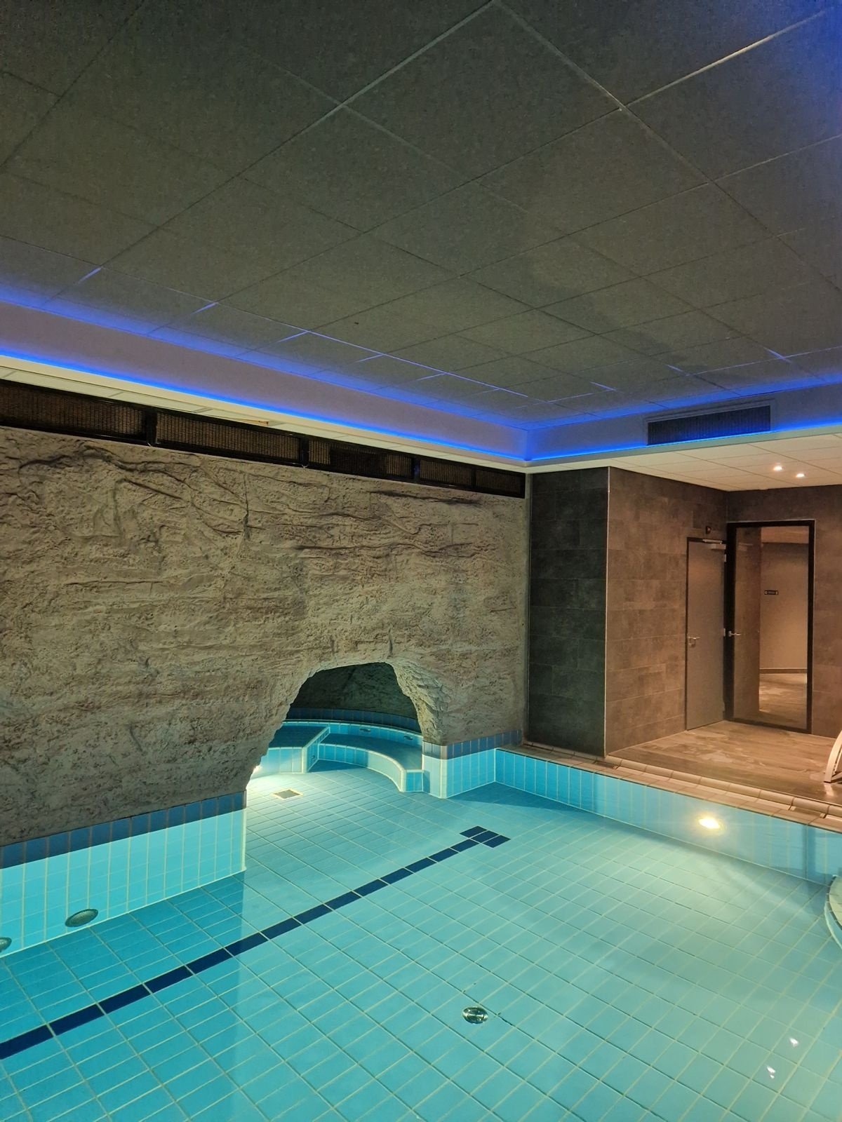 Schwimmbadbereich mit LED-Lichtlinien - Zwembad ruimte voorzien van lichtlijnen: zwembadruimte met blauwe LED lichtlijnen en