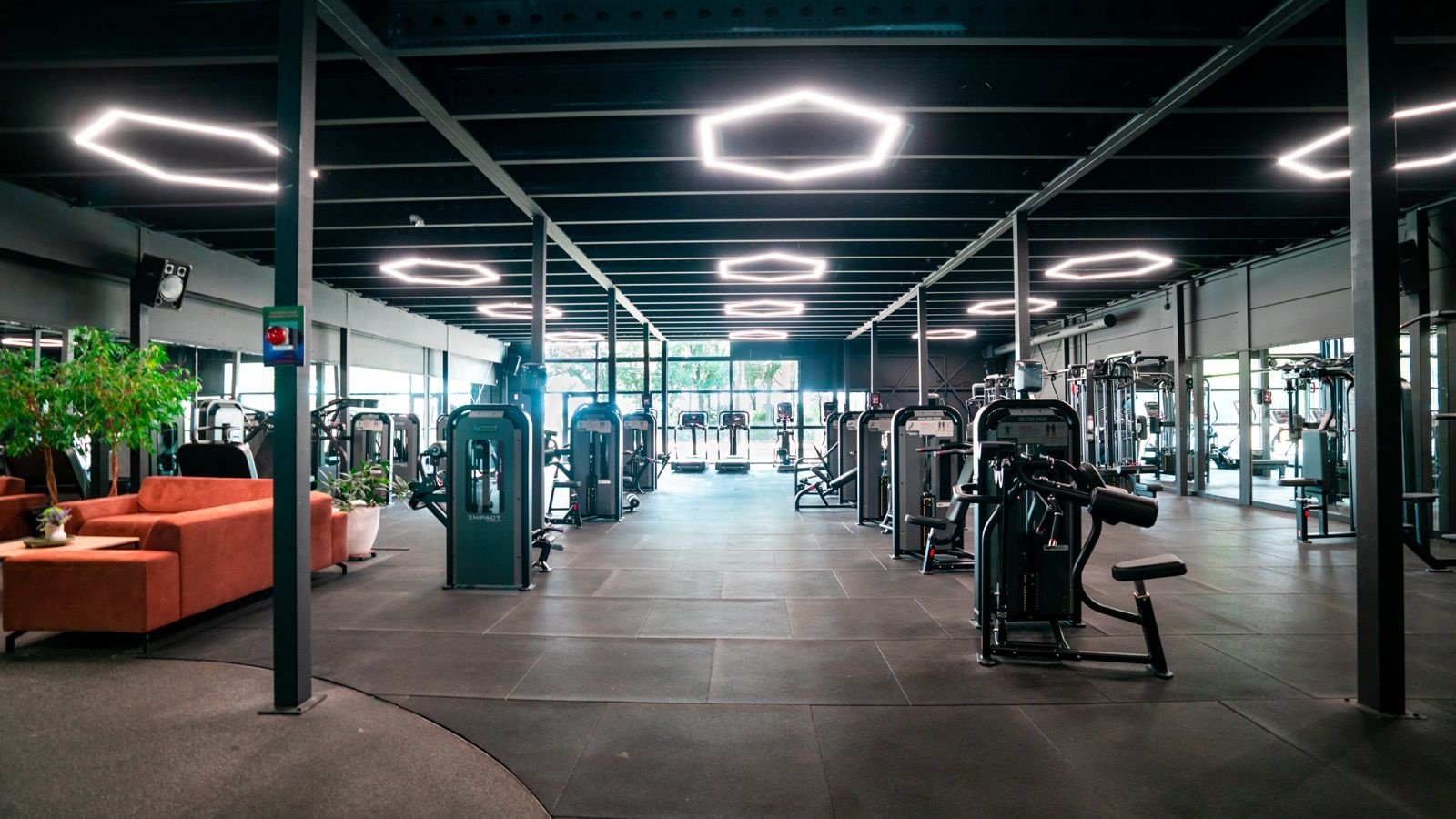 Fitnessstudio Star City Lelystad - Sportschool Star City Lelystad met moderne sportschool met geometrische LED-verlichting en
