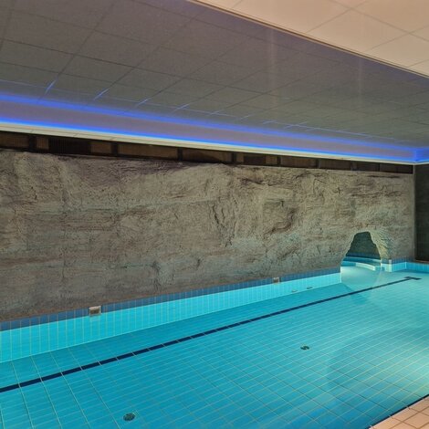 Schwimmbadbereich mit LED-Lichtlinien