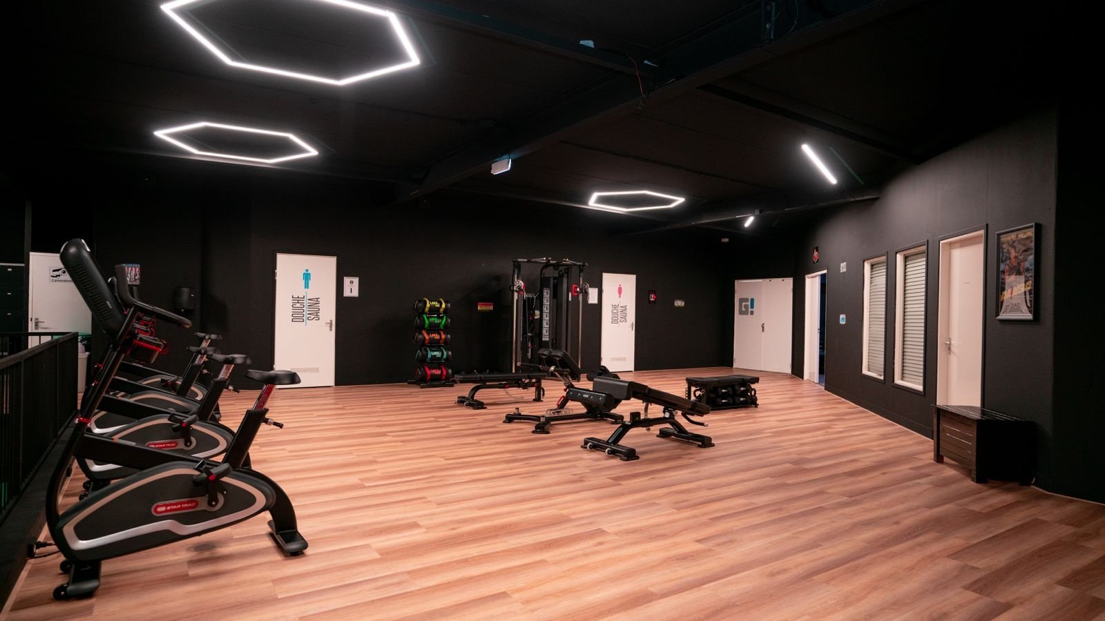 Fitnessstudio Star City Lelystad mit professioneller LED-Beleuchtung und klaren Lichtlinien