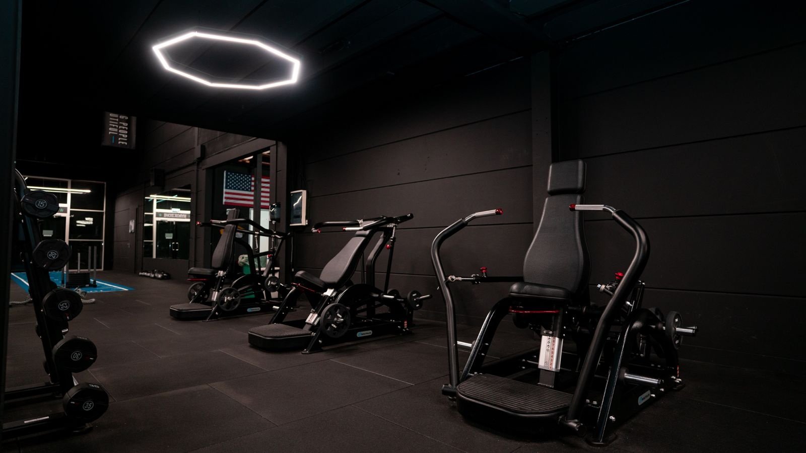 Detailansicht von Fitnessstudio Star City Lelystad mit moderner Lichtintegration