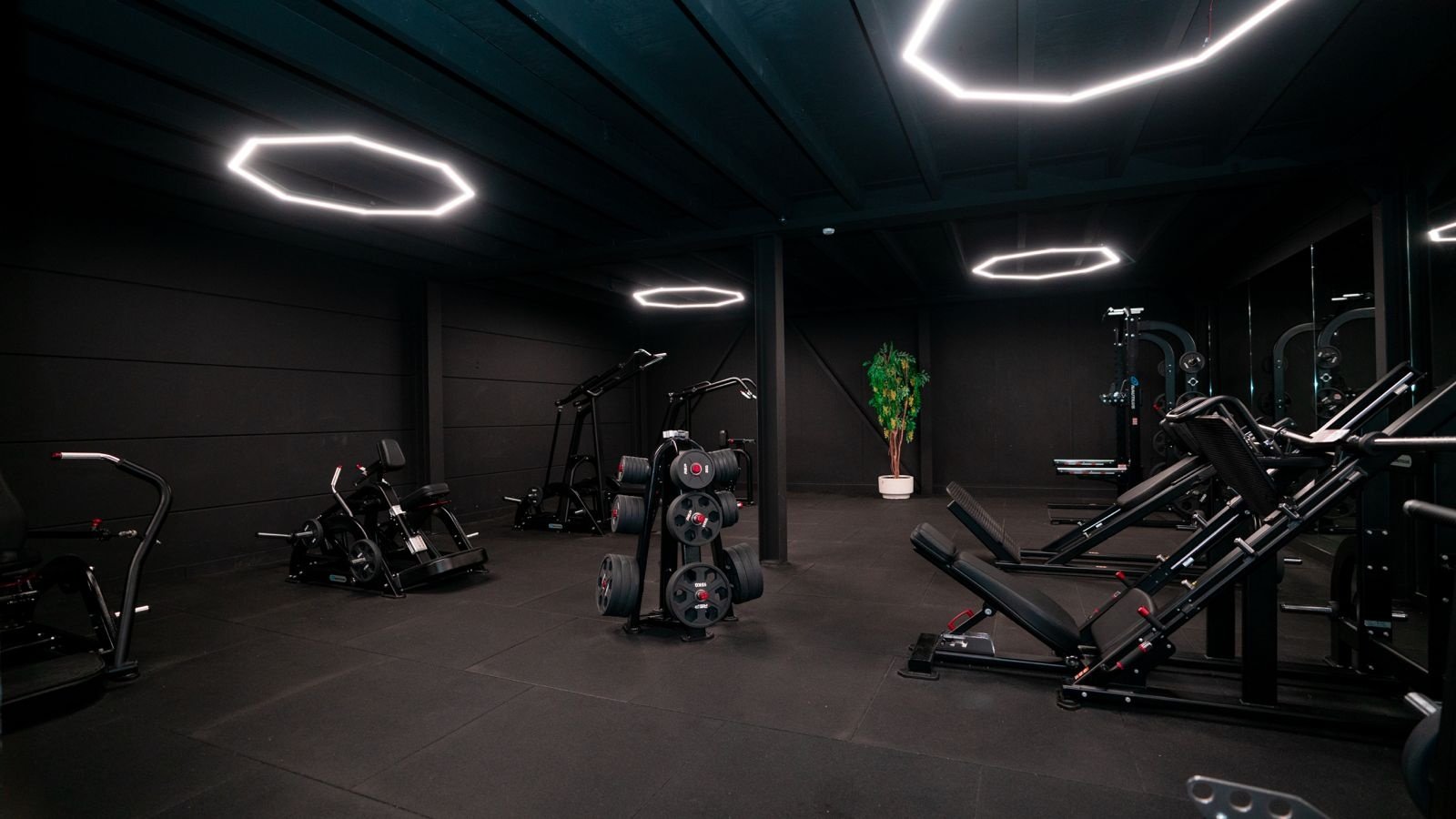 Fitnessstudio Star City Lelystad mit professioneller LED-Beleuchtung und klaren Lichtlinien
