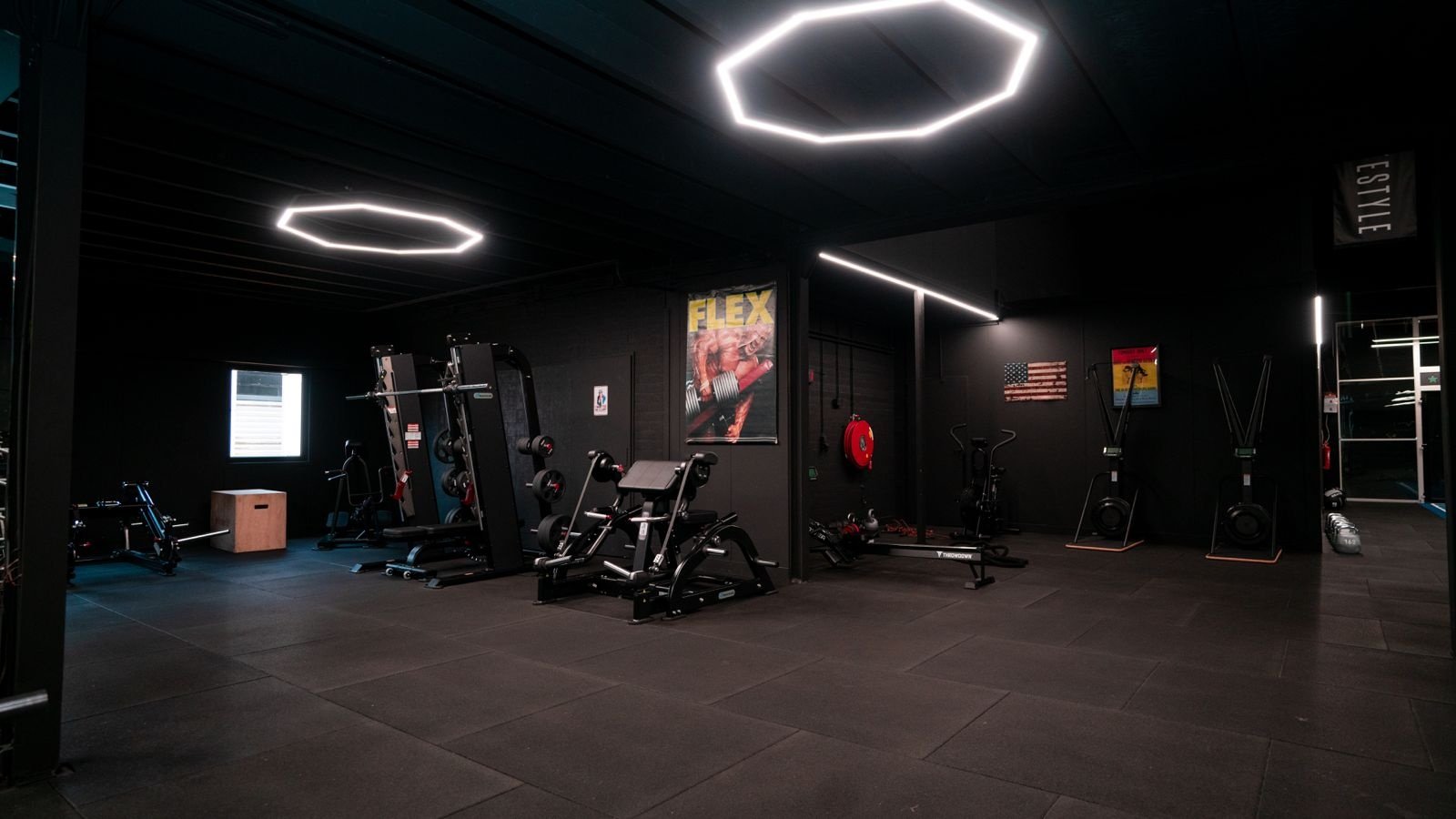 Fitnessstudio Star City Lelystad mit stimmungsvoller LED-Lösung und hochwertiger Ausstrahlung