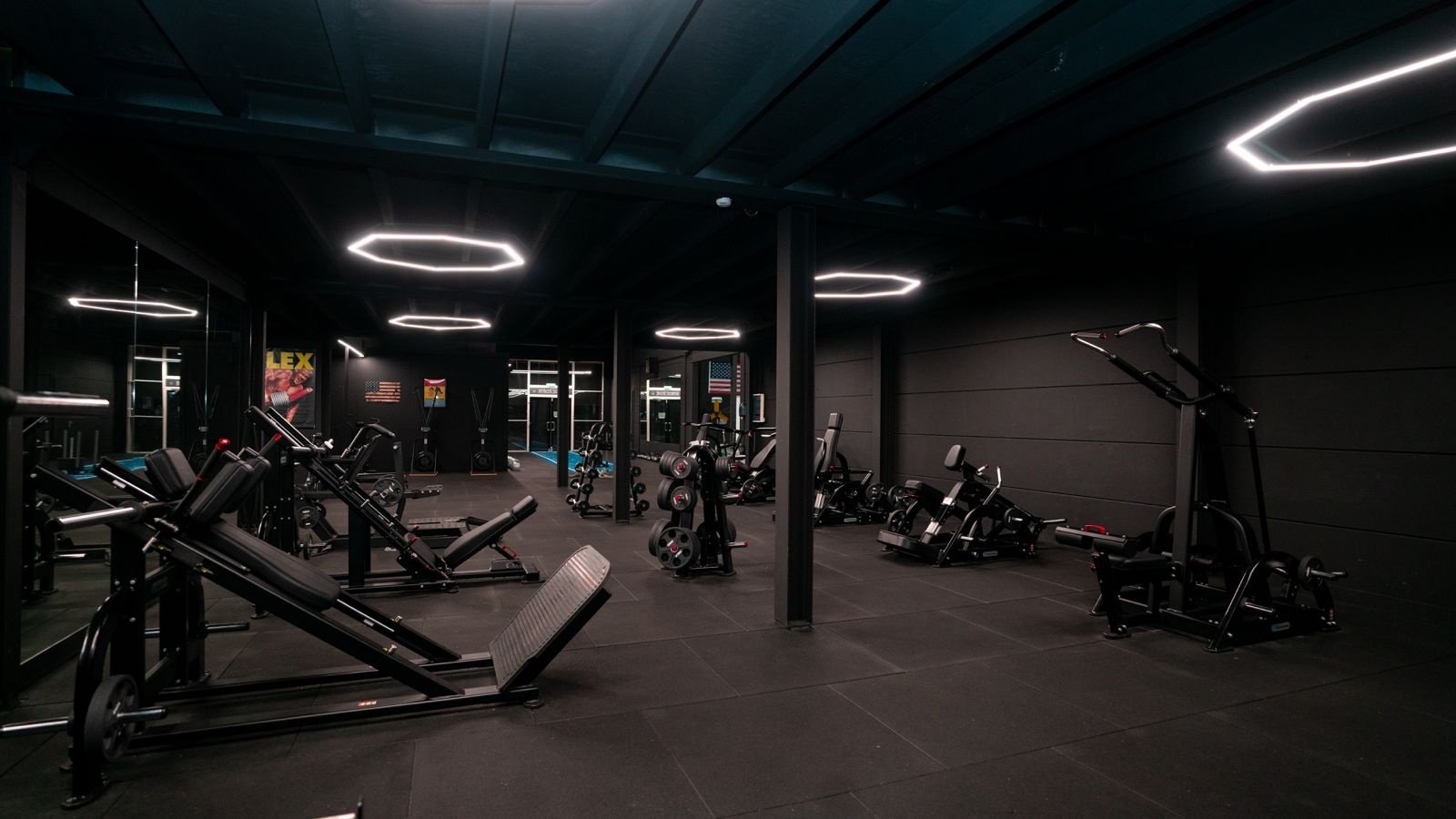 Fitnessstudio Star City Lelystad mit professioneller LED-Beleuchtung und klaren Lichtlinien