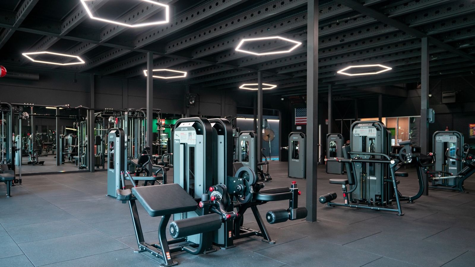 Projektansicht von Fitnessstudio Star City Lelystad mit indirekter LED-Beleuchtung