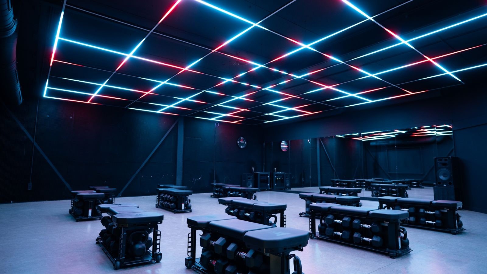Detailansicht von Fitnessstudio Star City Lelystad mit moderner Lichtintegration