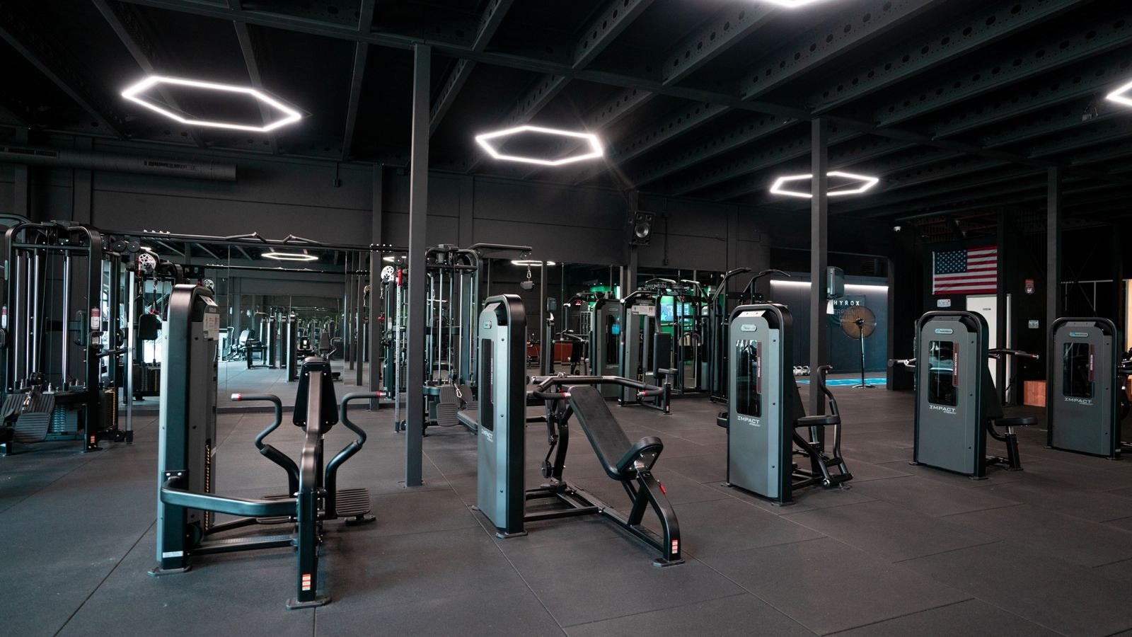 Fitnessstudio Star City Lelystad mit professioneller LED-Beleuchtung und klaren Lichtlinien