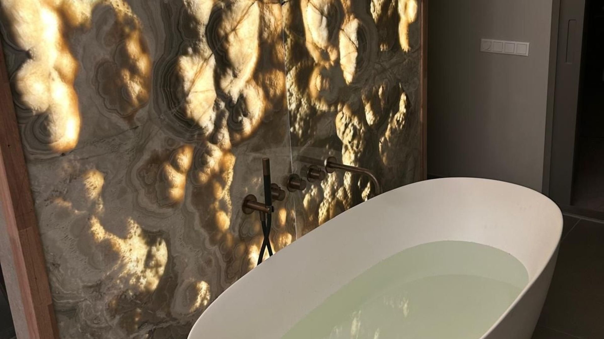 Onyx-Wand mit LED-Platten Badezimmer Den Bosch