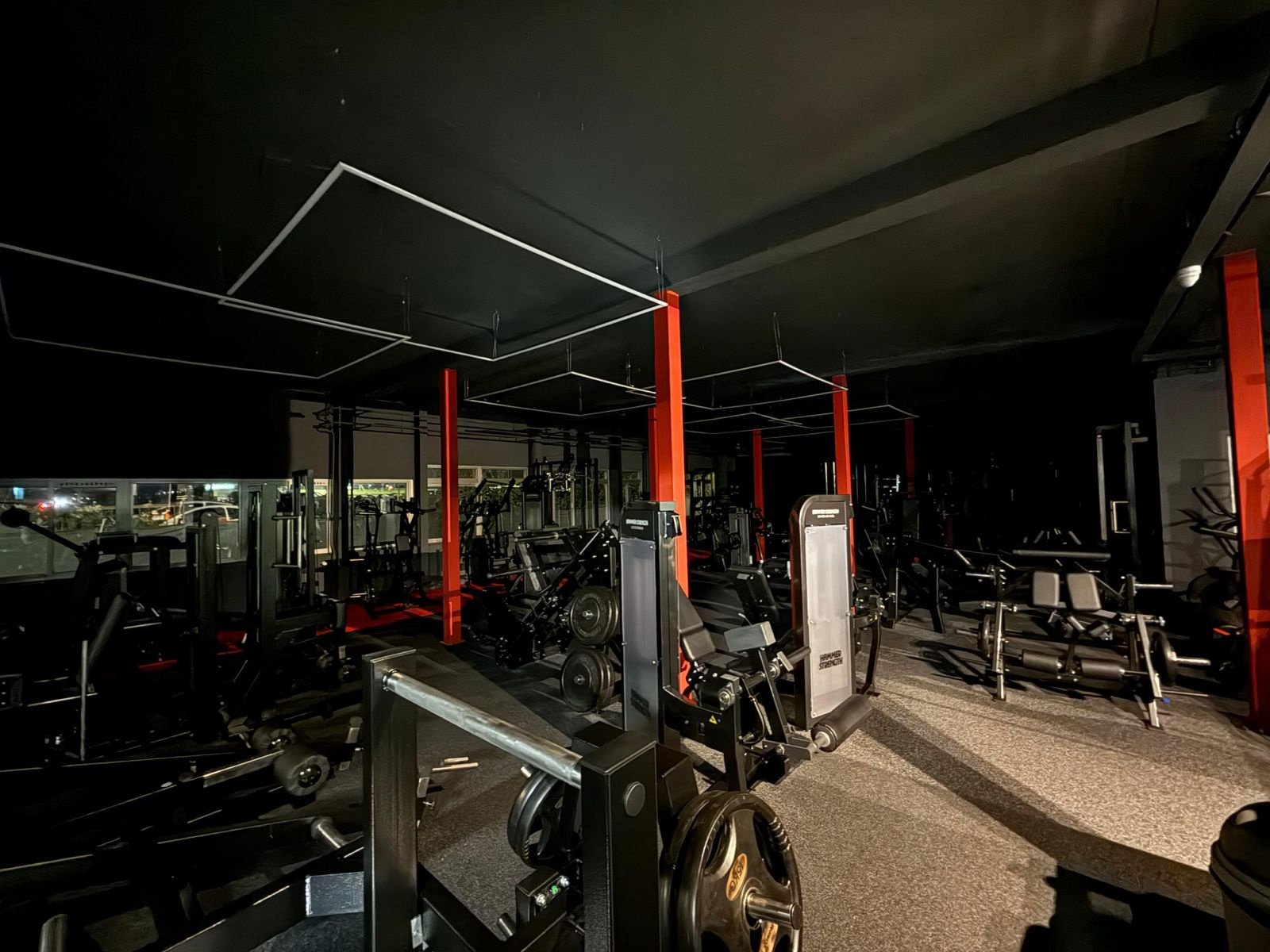 Power Up Gym Fitnessstudio Assen mit professioneller LED-Beleuchtung und klaren Lichtlinien